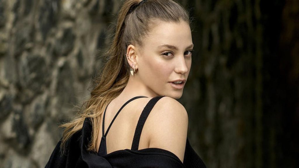Serenay Sarıkaya poses nudes