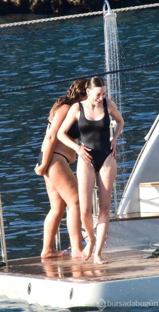 Serenay Sarıkaya poses sex