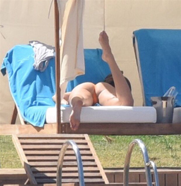 Serenay Sarıkaya poses pussy