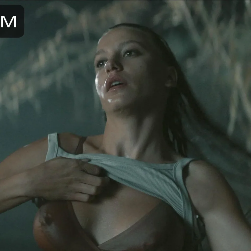 Serenay Sarıkaya poses hot images