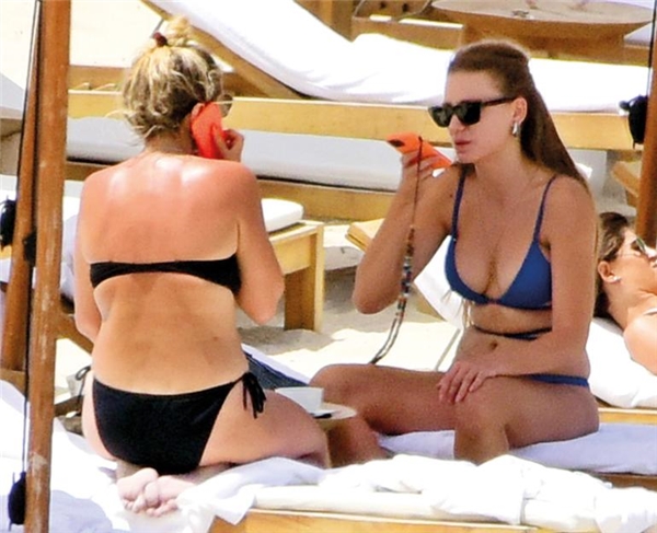 Serenay Sarıkaya smiles ass