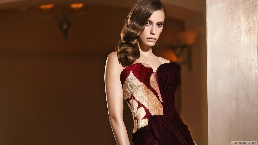 Serenay Sarıkaya smiles hot