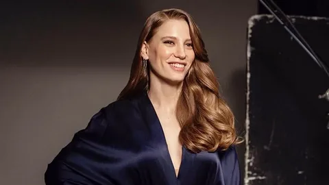 Serenay Sarıkaya smiles bikini 