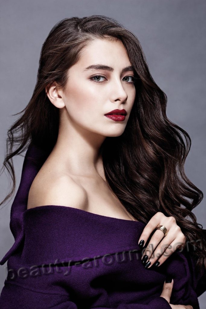 Neslihan Atagül bikini