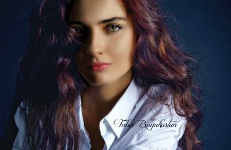 Tuba Büyüküstün ardent ass