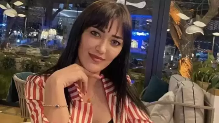 Meral Güven looks bikini