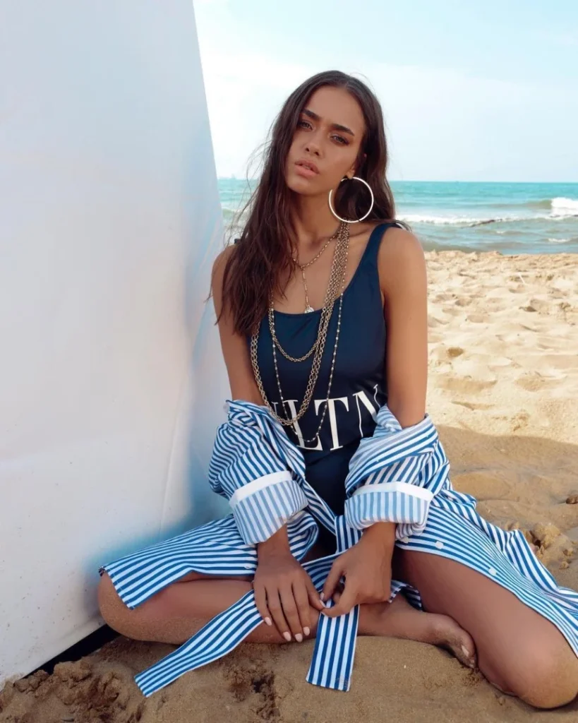 Bensu Soral depicts fire hot photos