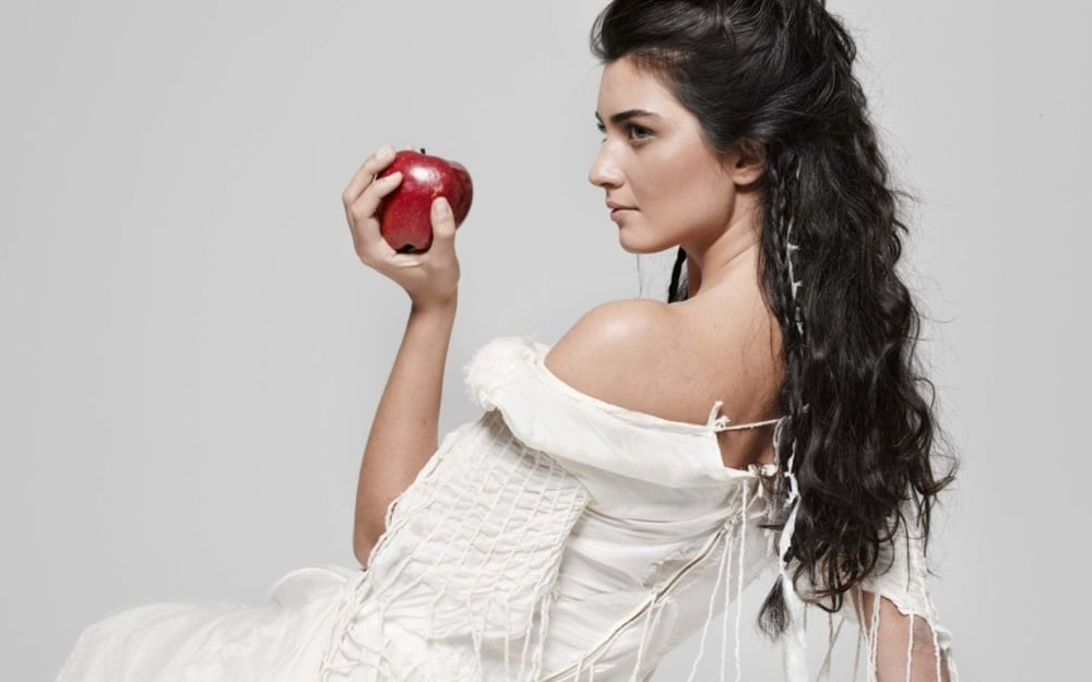 Tuba Büyüküstün modeling bikini