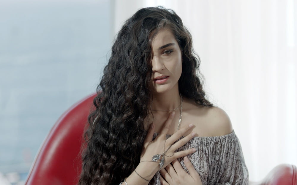 Tuba Büyüküstün ardent pussy