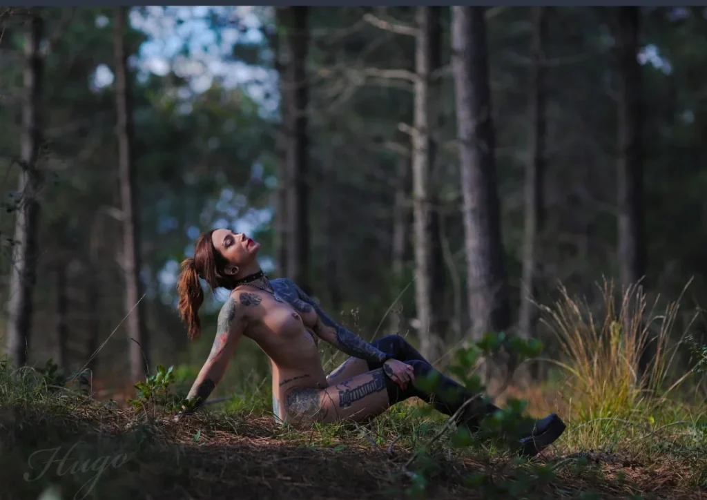 Yağmur Şimşek poses boobs