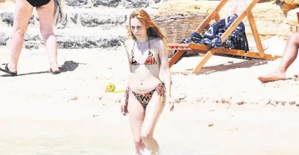 Nilperi Şahinkaya poses xxx