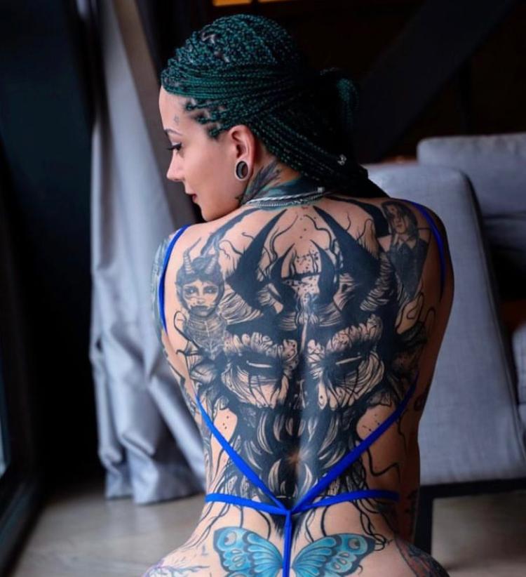 Yağmur Şimşek smiles hot pics