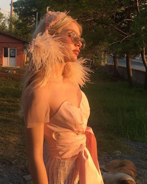 Aleyna Tilki poses boobs