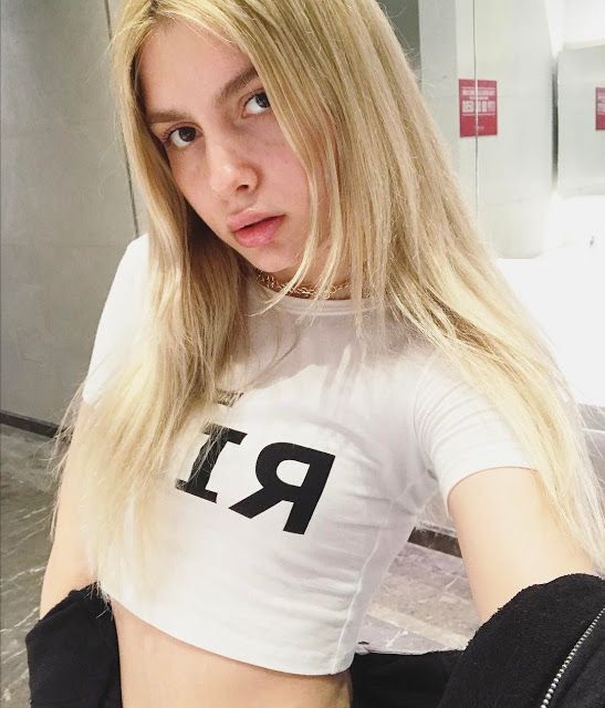 Aleyna Tilki smiles naked