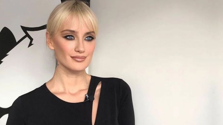 Didem Soydan poses pussy