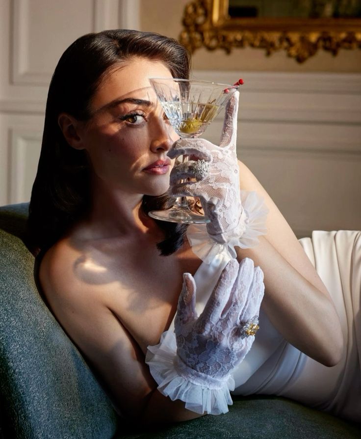 Esra Rabia poses sex