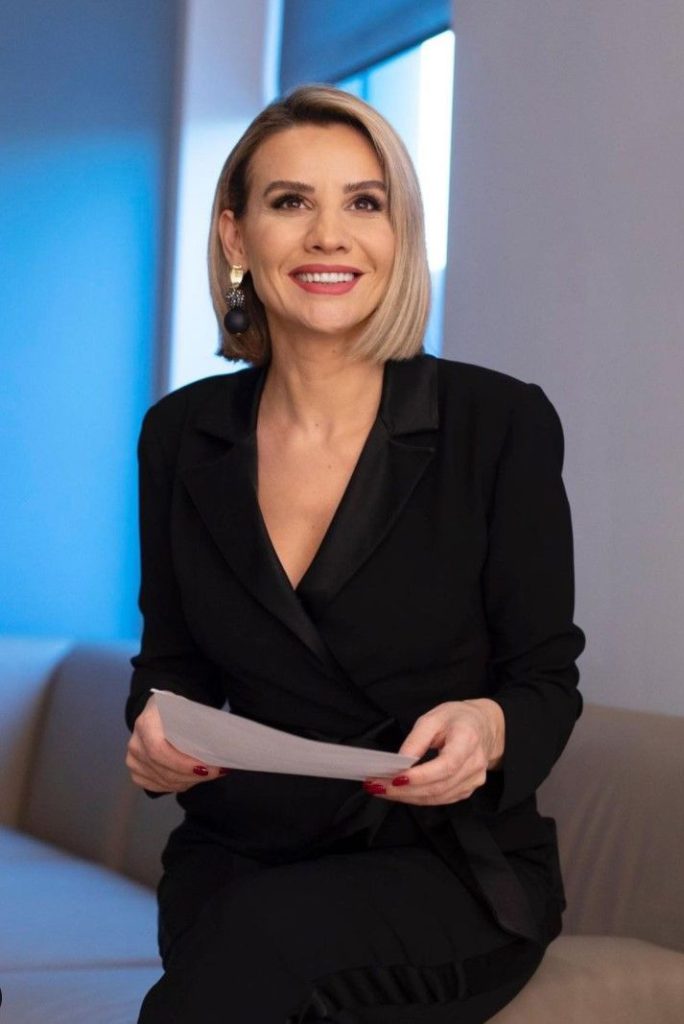 Esra Rabia poses hot