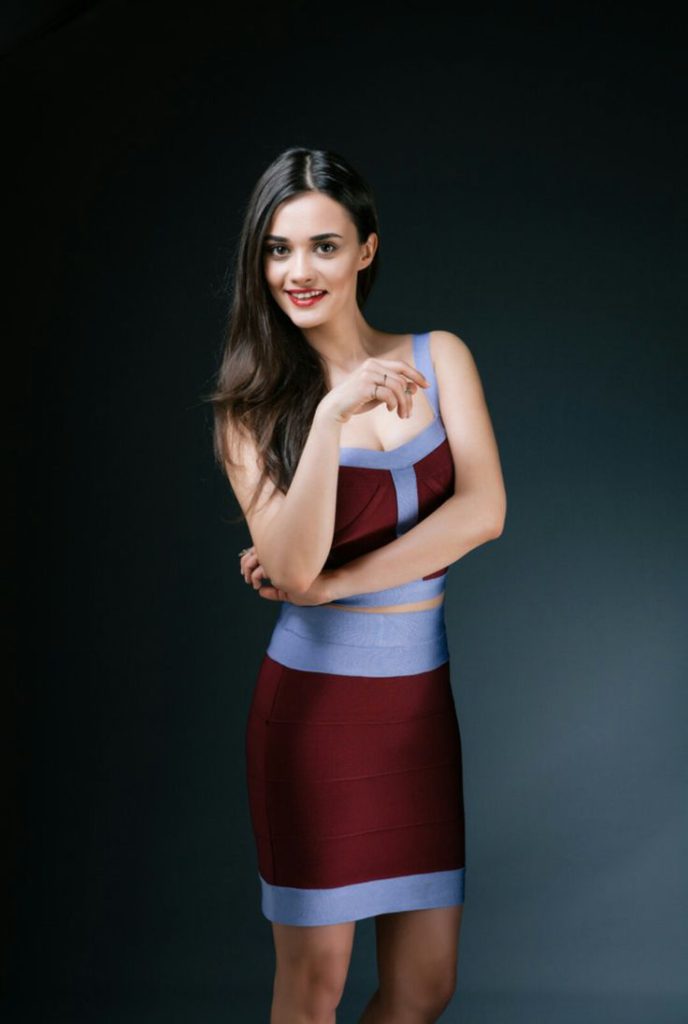 Hande Soral looks naked