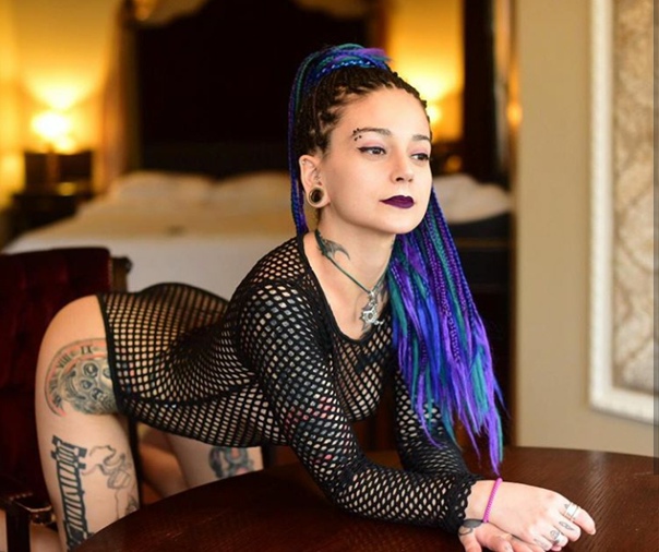 Yağmur Şimşek smiles hot photos