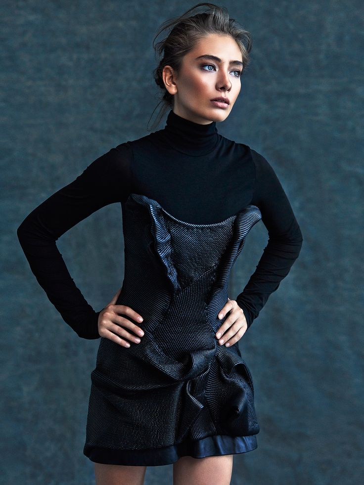 Neslihan Atagül looks hot bikini