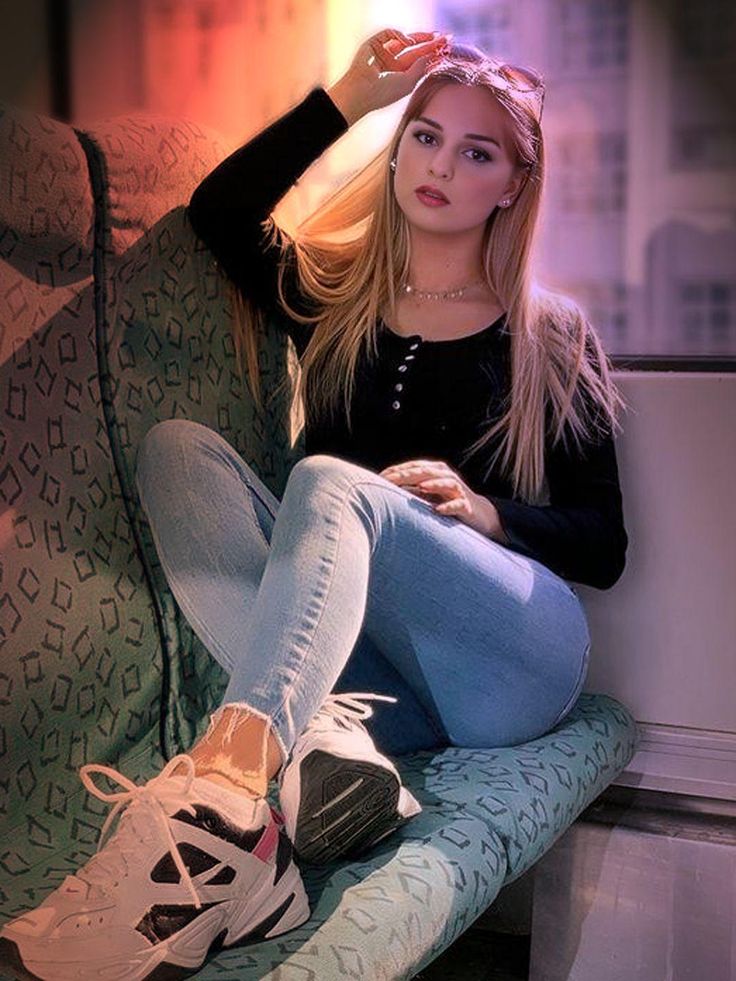 Nilperi Şahinkaya looks nude