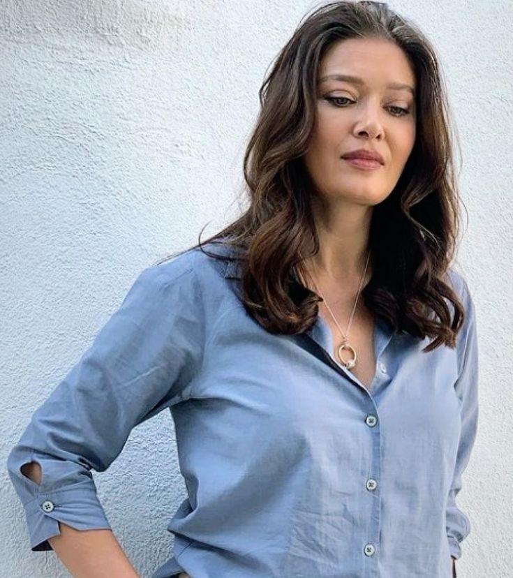 Nurgül Yeşilçay poses hot pics