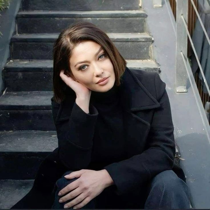 Nurgül Yeşilçay poses hot images