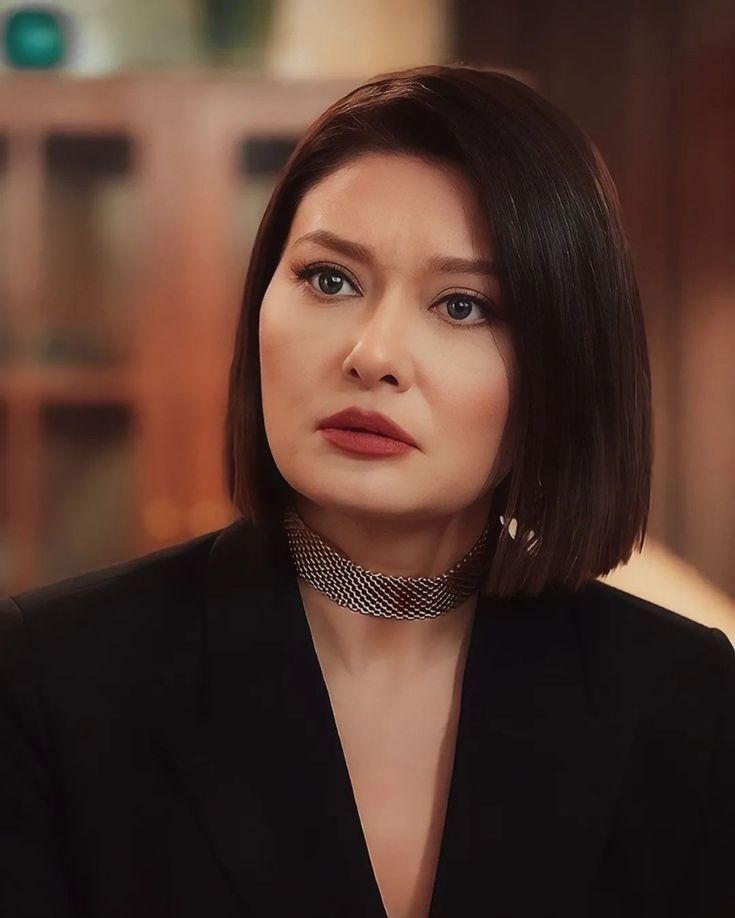 Nurgül Yeşilçay looks hot images