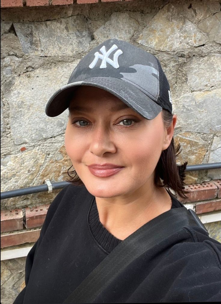 Nurgül Yeşilçay smiles naked