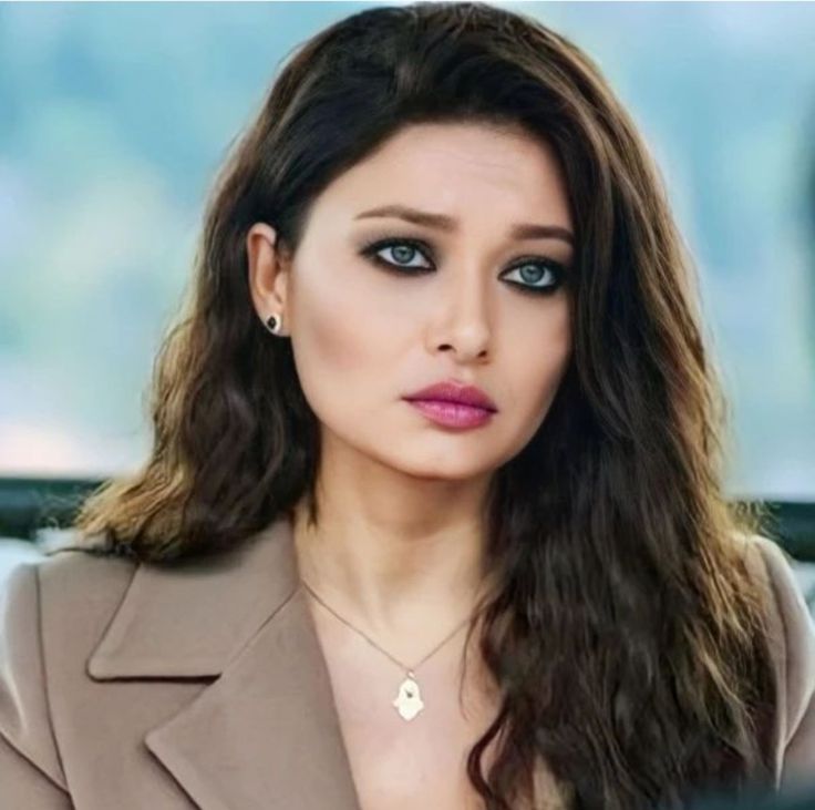 Nurgül Yeşilçay smiles hot images