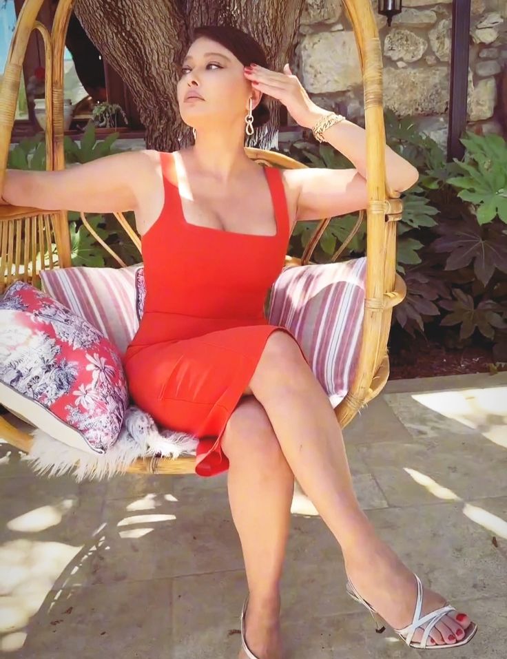 Nurgül Yeşilçay poses xxx porn