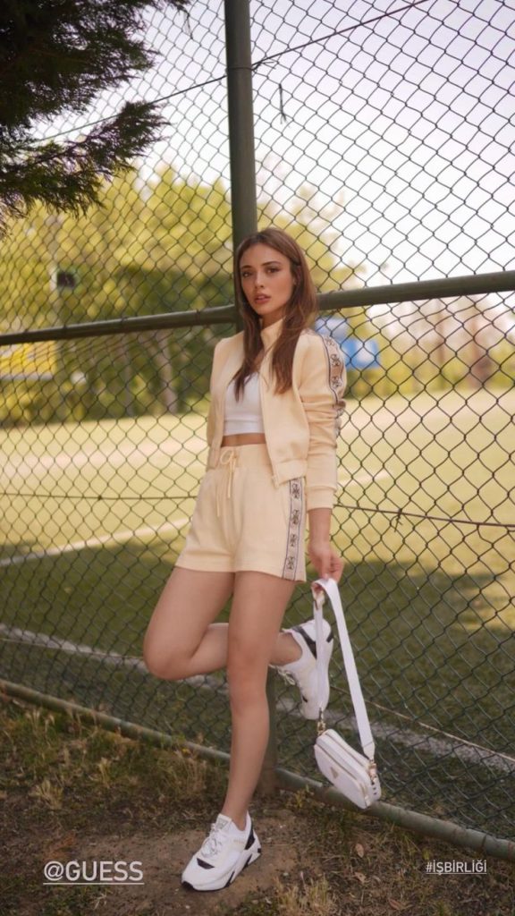 Esra Rabia smiles hot photos