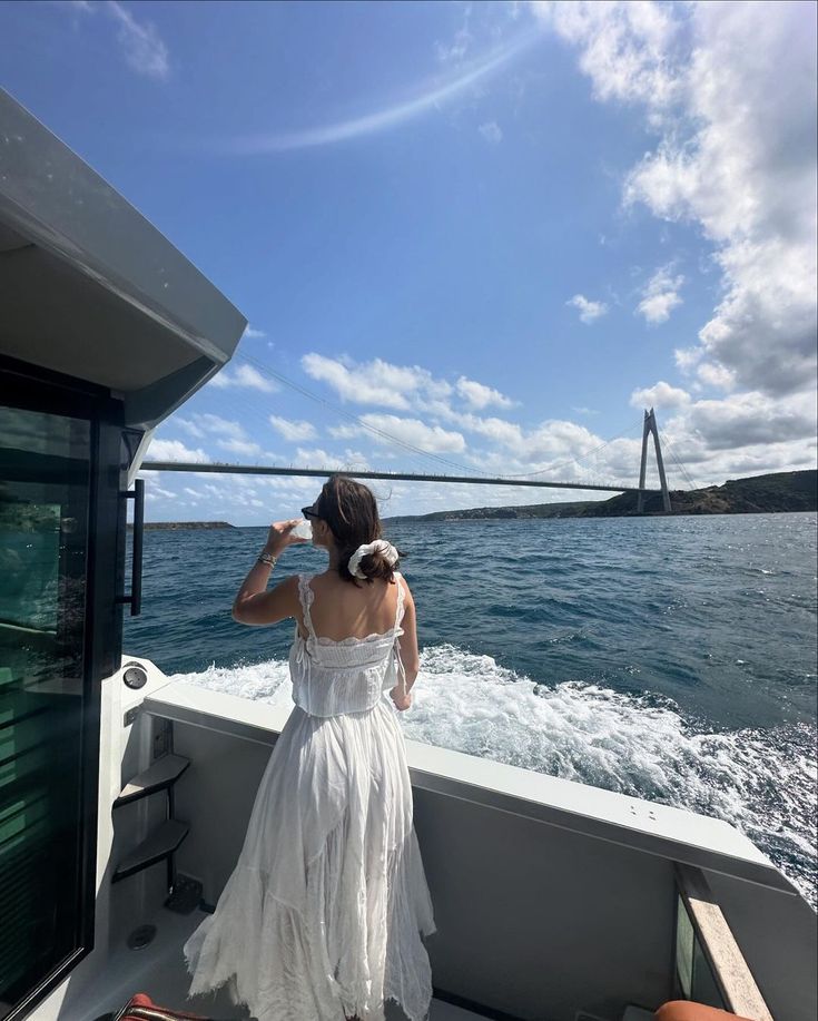 Esra Rabia smiles boobs