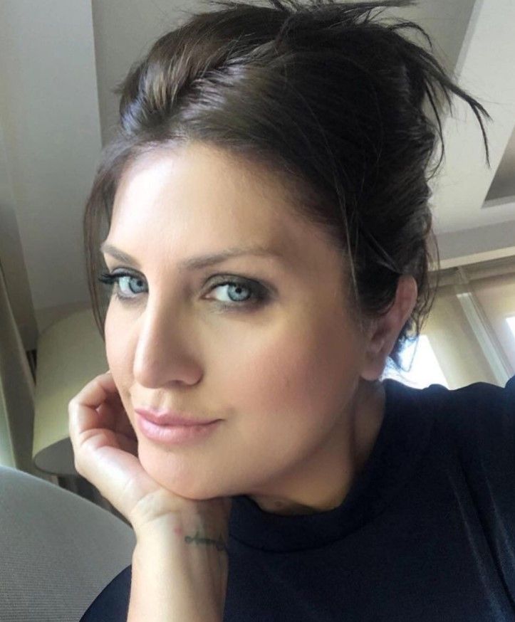 Sibel Can smiles boobs