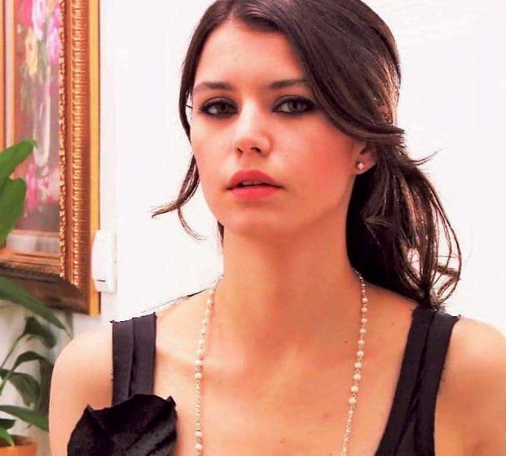 Beren Saat beautiful ass
