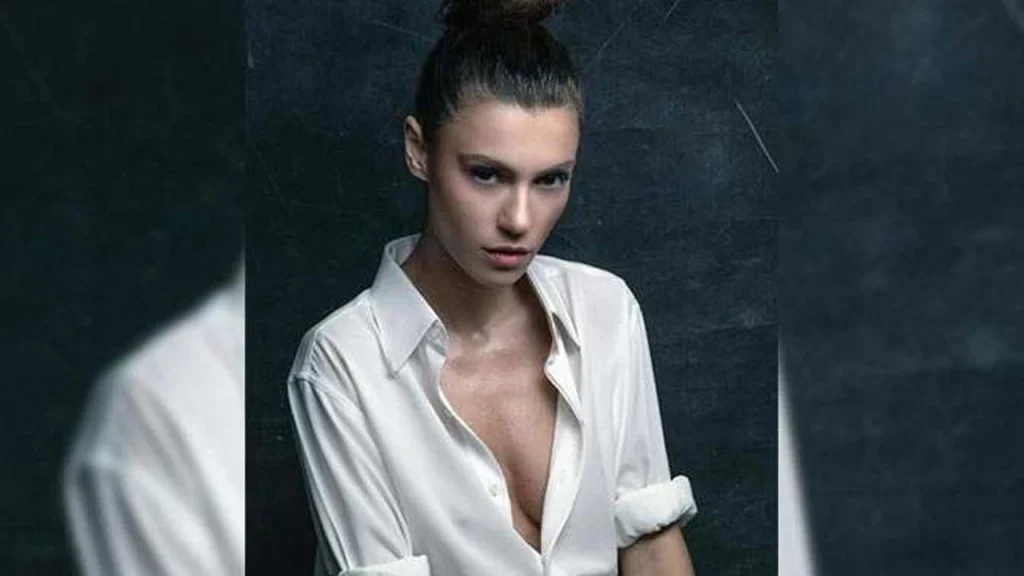 Yüsra Geyik looks nude