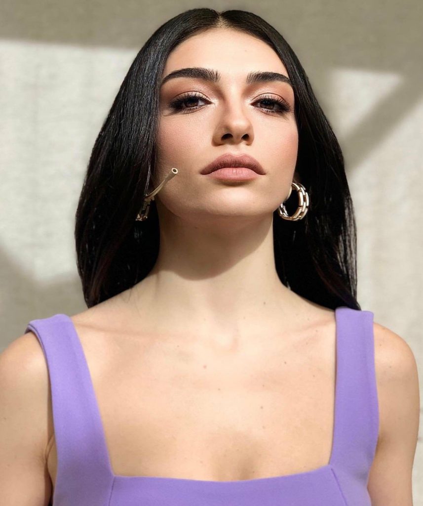 Hazar Ergüçlü beautiful ass