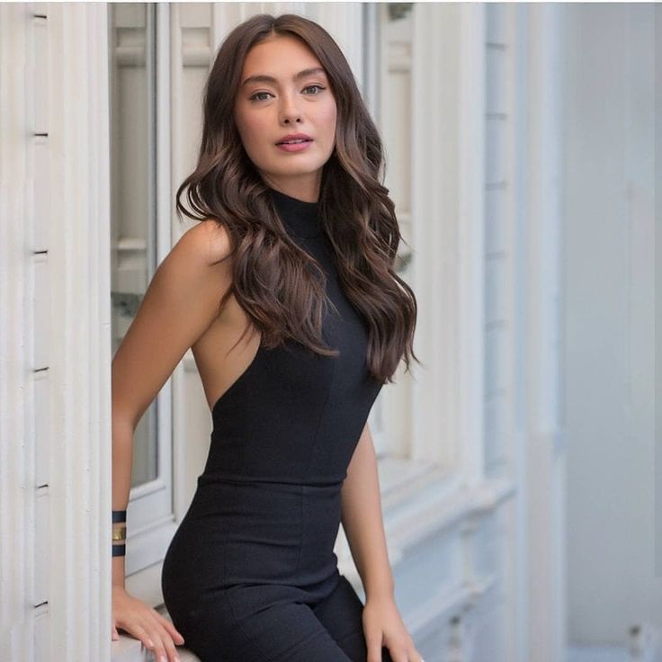 Neslihan Atagül looks naked