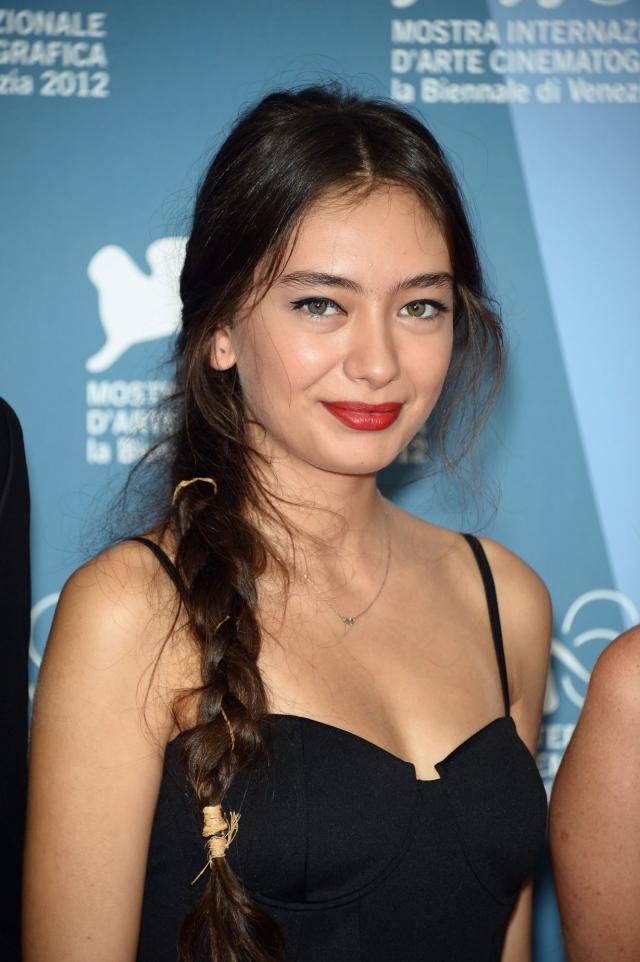 Neslihan Atagül poses porn