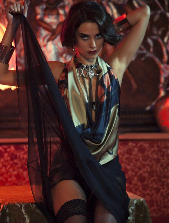 Cansu Dere smiles nude pics