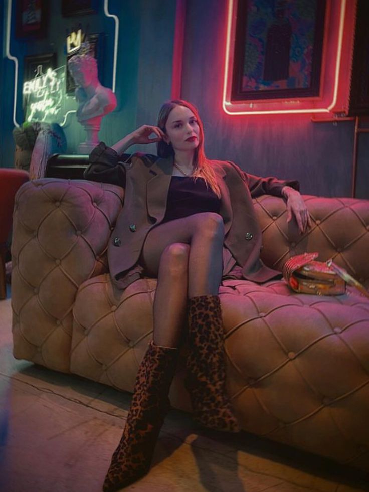 Nilperi Şahinkaya smiles hot