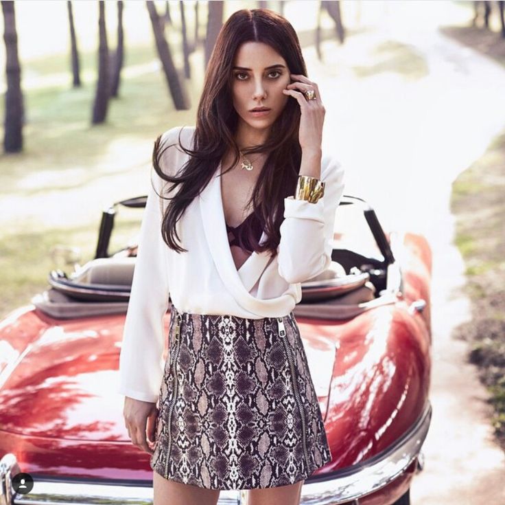 Cansu Dere smiles boobs