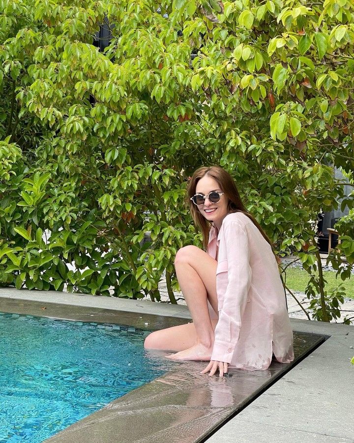 Nilperi Şahinkaya smiles bikini