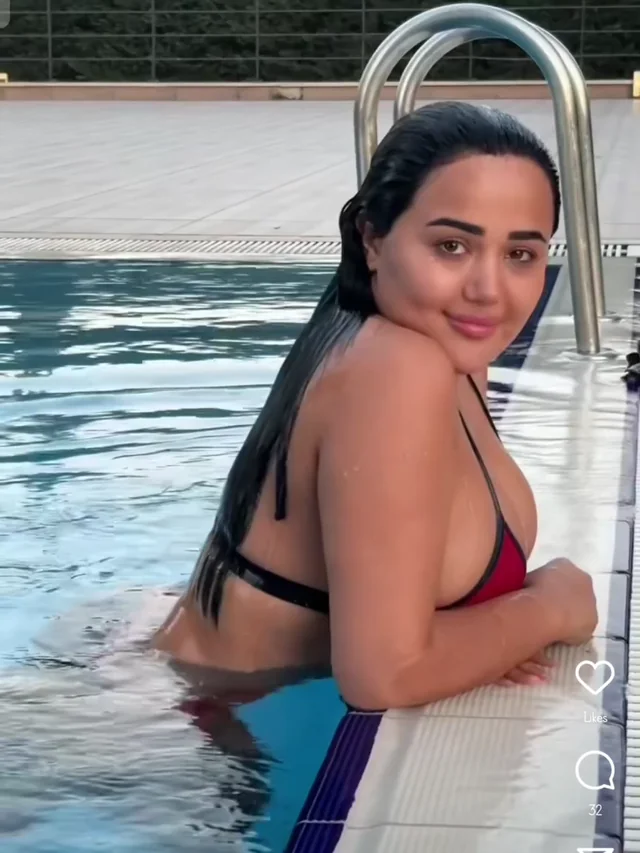 Melek Azad ardent naked