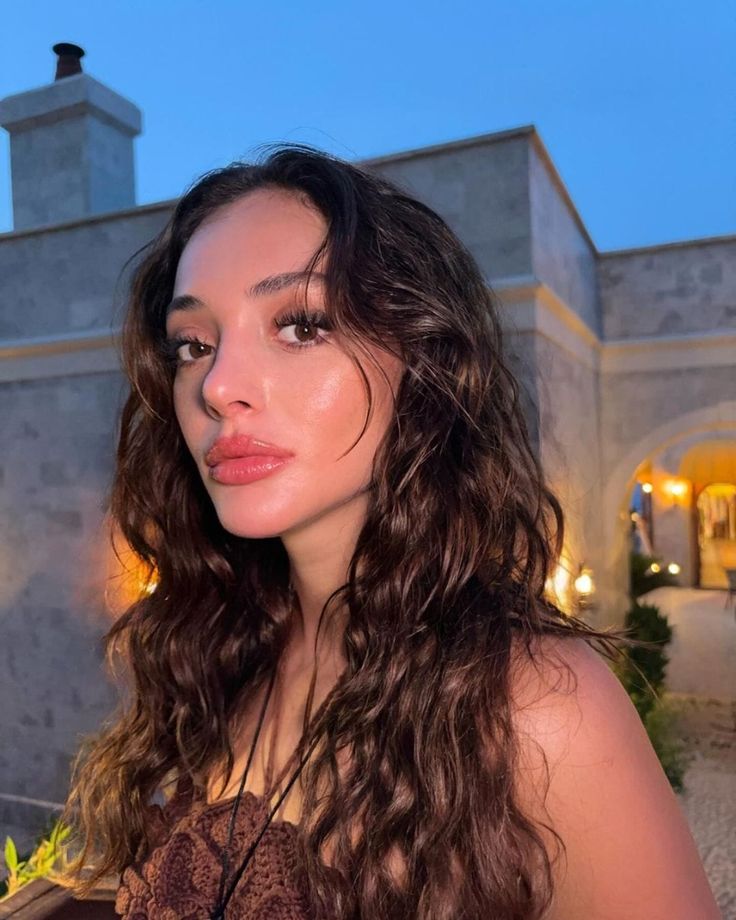 Esra Rabia poses boobs