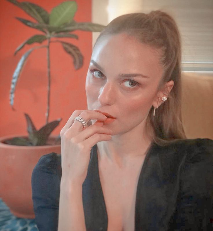 Nilperi Şahinkaya smiles ass