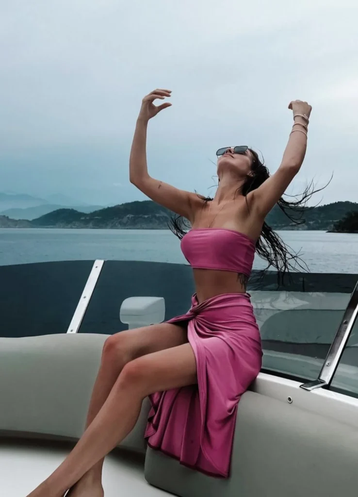 Bensu Soral ardent sex scenes