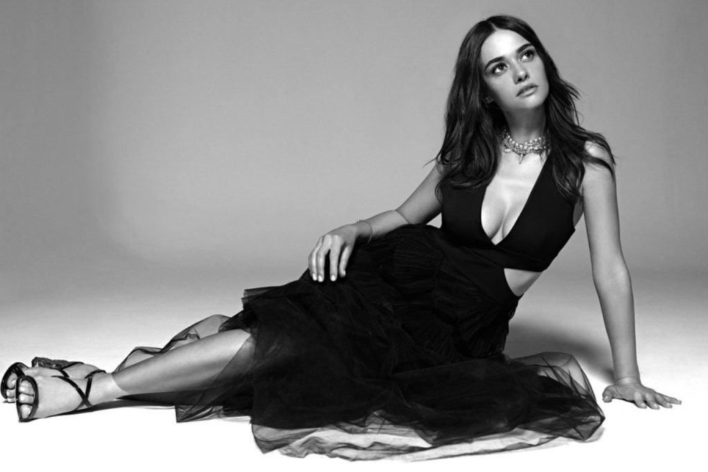 Hande Soral poses nude