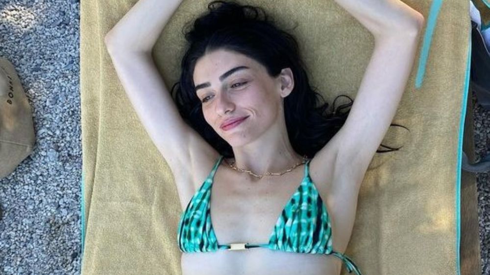 Hazar Ergüçlü smiles sex