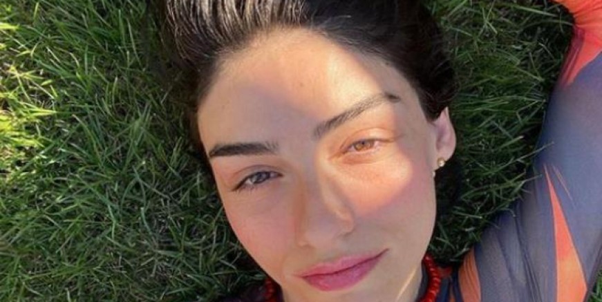 Hazar Ergüçlü poses hot bikini